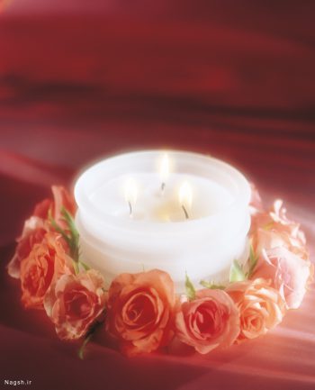 شمع روشن با گلهای زیبا
